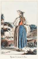 Weibliche Ganzfigur in Tracht des Kantons Bern, in Rückenansicht vor einem Brunnen stehend, mit einem hölzernen Wasserbehälter unter dem rechten Arm